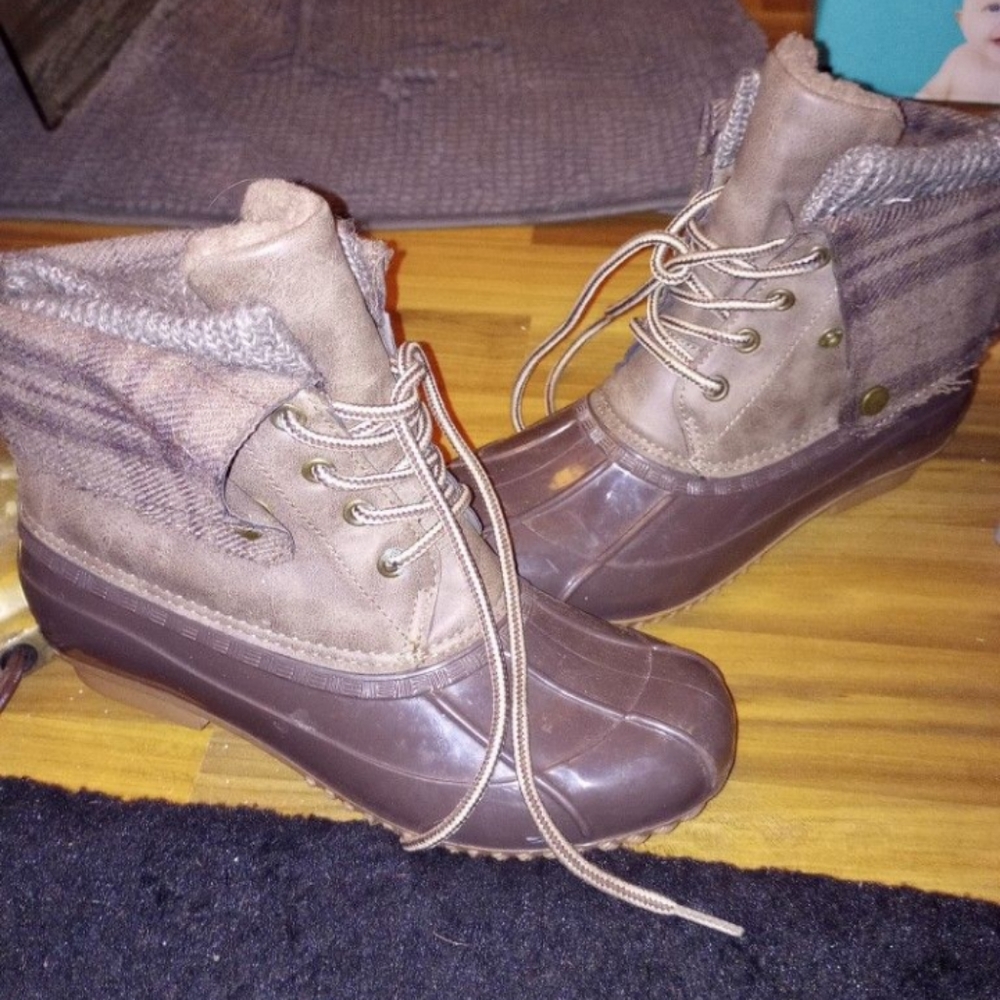 Women's 7 justfab lace up duck boots